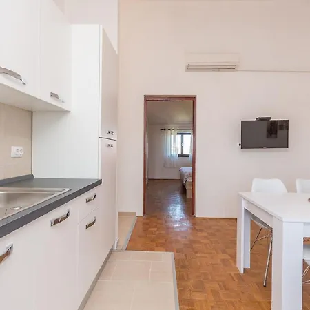 Lucija Biograd Na Moru