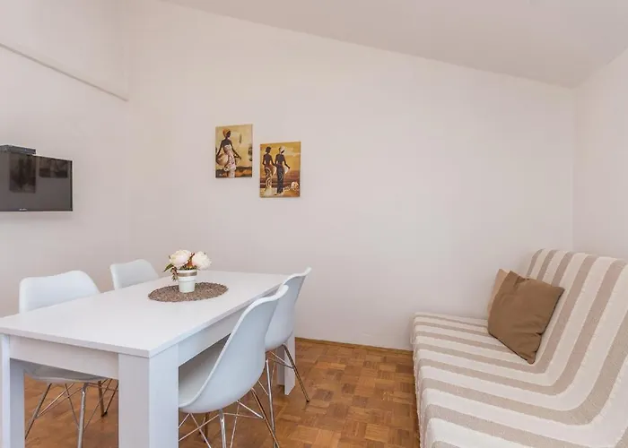 Lucija アパート ビオグラード・ナ・モル